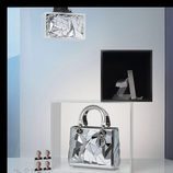 Bolso metalizado diseñado por Friedrich Kunath y Lee Bul de la colección 'Lady Dior Art' de Dior