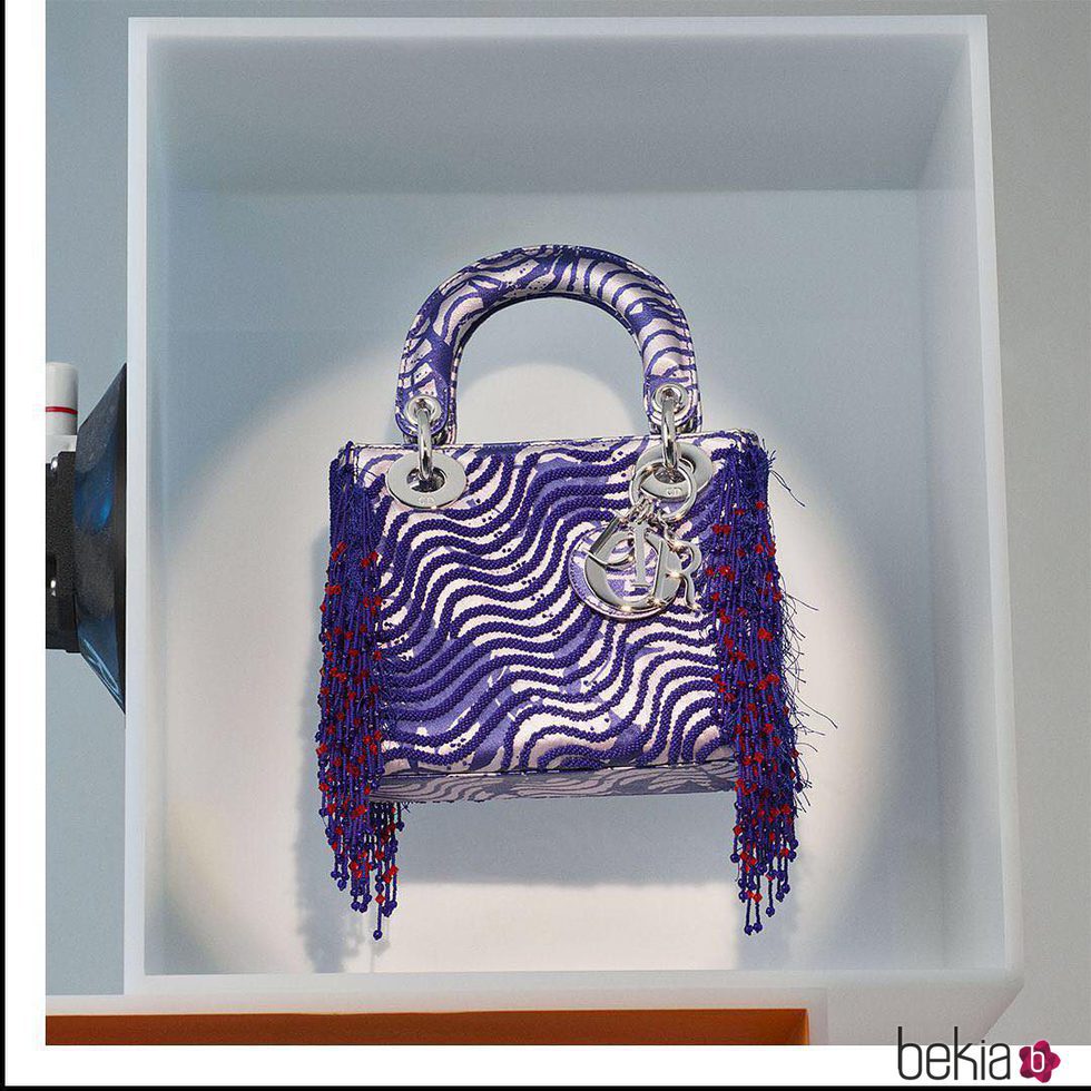 Bolso morado diseñado por Jamilla Okubo de la colección 'Lady Dior Art' de Dior