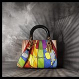 Bolso multicolor diseñado por Maria Grazia Chiuri de Dior