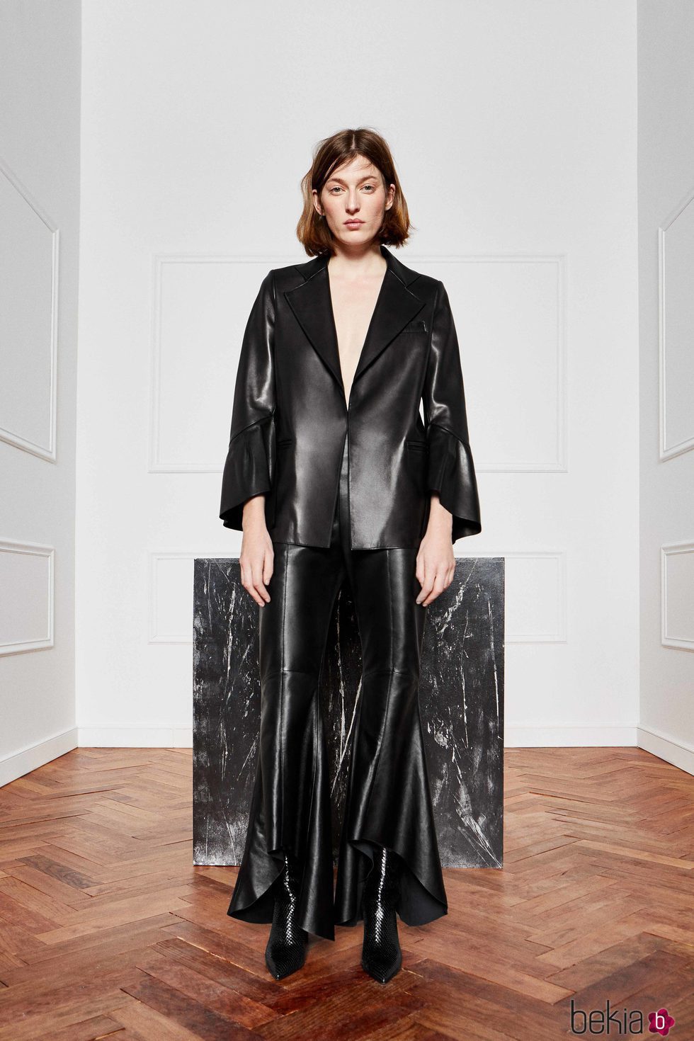 Traje de chaqueta de color negro de Uterqüe colección 'Atelier 2017'