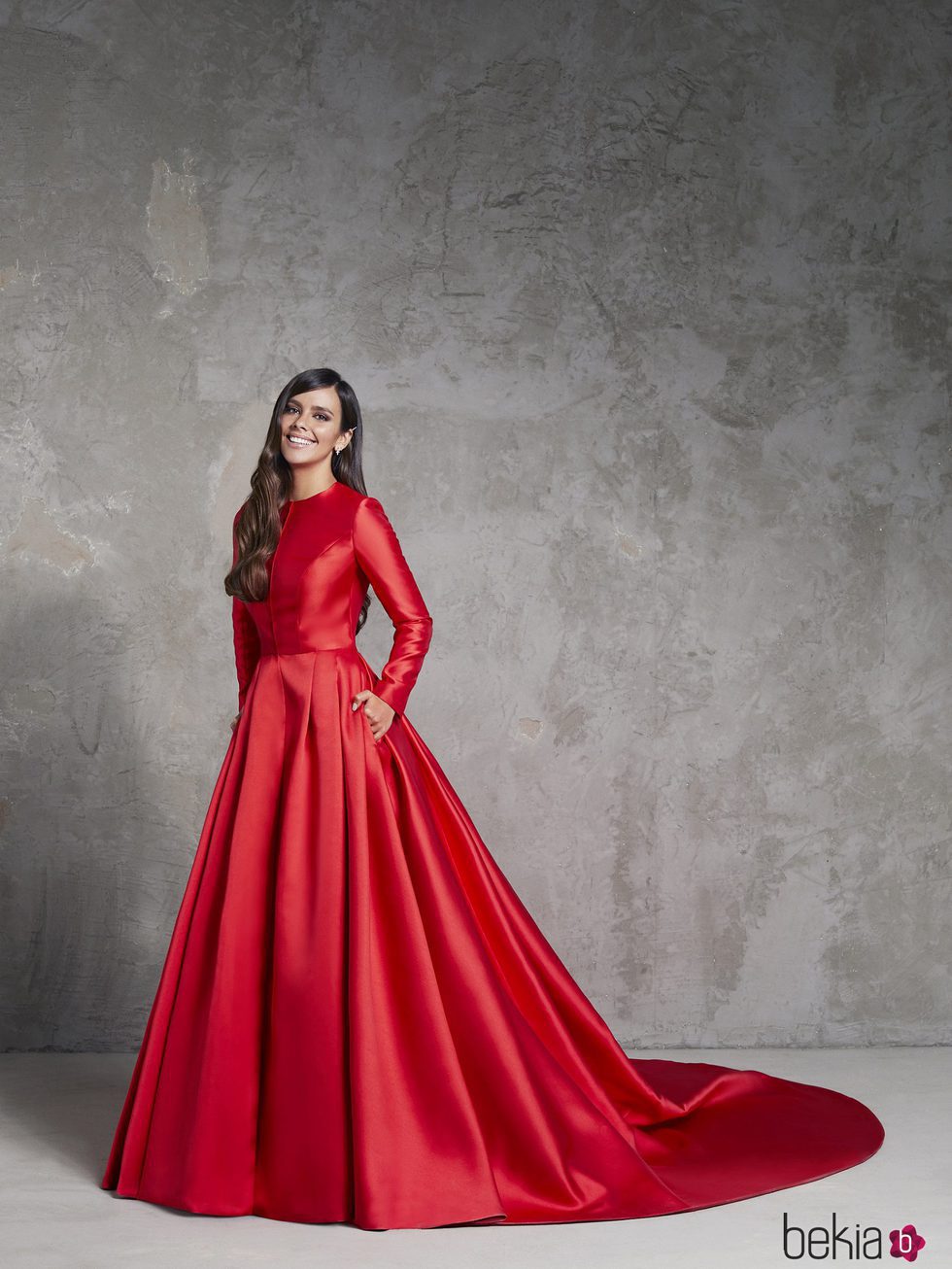 Cristina Pedroche con un vestido rojo abotonado en las Campanadas 2017