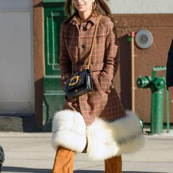 Emily Ratajkowski por las calles de Nueva York con un bolso de Prada