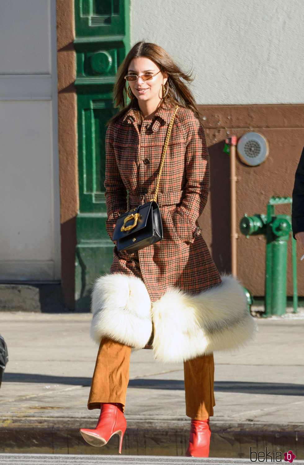 Emily Ratajkowski por las calles de Nueva York con un bolso de Prada