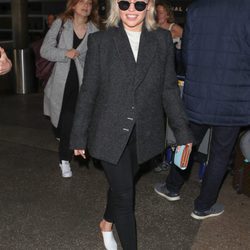 El look urbano de Emilia Clarke para viajar