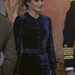 La Reina Letizia con un traje de terciopelo en la Pascua Militar 2018