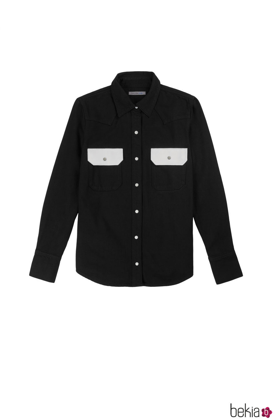 Camisa negra femenina de Calvin Klein de la colección primavera jeans 2018