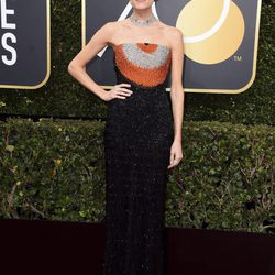 Allison Williams vestida de Armani Privé en los Globos de Oro 2018