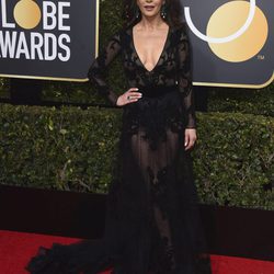 Catherine Zeta-Jones con un vestido de Zuhair Murad en los Globos de Oro 2018
