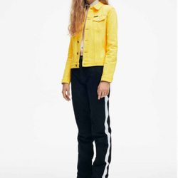 Chaqueta amarilla y pantalones negros de Calvin Klein de la colección primavera jeans 2018
