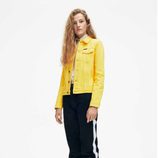 Chaqueta amarilla y pantalones negros de Calvin Klein de la colección primavera jeans 2018