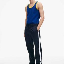 Camiseta de tirantes y pantalones negros de Calvin Klein de la colección primavera jeans 2018