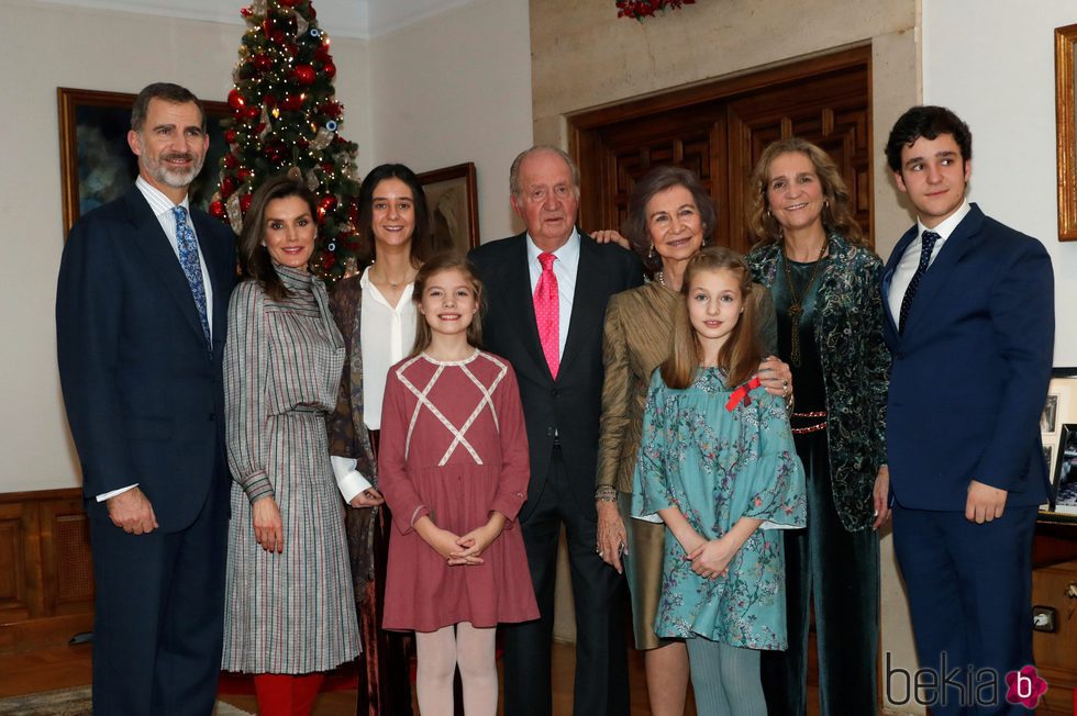 Leonor y Sofía con vestidos de Nano en la fotografía oficial por el cumpleaños del rey Juan Carlos