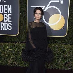 Angelina Jolie con vestido de Atelier Versace en los Globos de Oro 2018