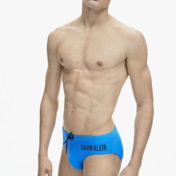 Bañador slip azul de la colección spring 2018 de Calvin Klein
