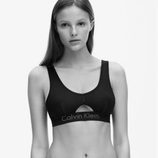 Ropa interior femenina en negra de la colección spring 2018 de Calvin Klein