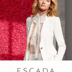 Amber Valleta con traje blanco de la colección de primavera/verano 2018 de Escada