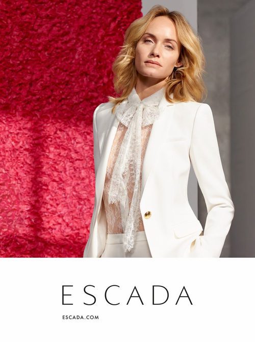 Amber Valleta con traje blanco de la colección de primavera/verano 2018 de Escada