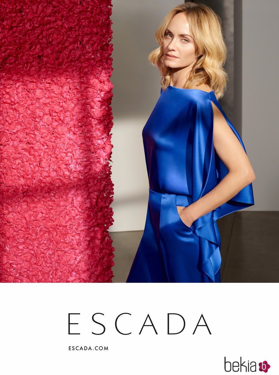 Amber Valleta con vestido azul de la colección de primavera/verano 2018 de Escada