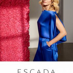 Amber Valleta con vestido azul de la colección de primavera/verano 2018 de Escada