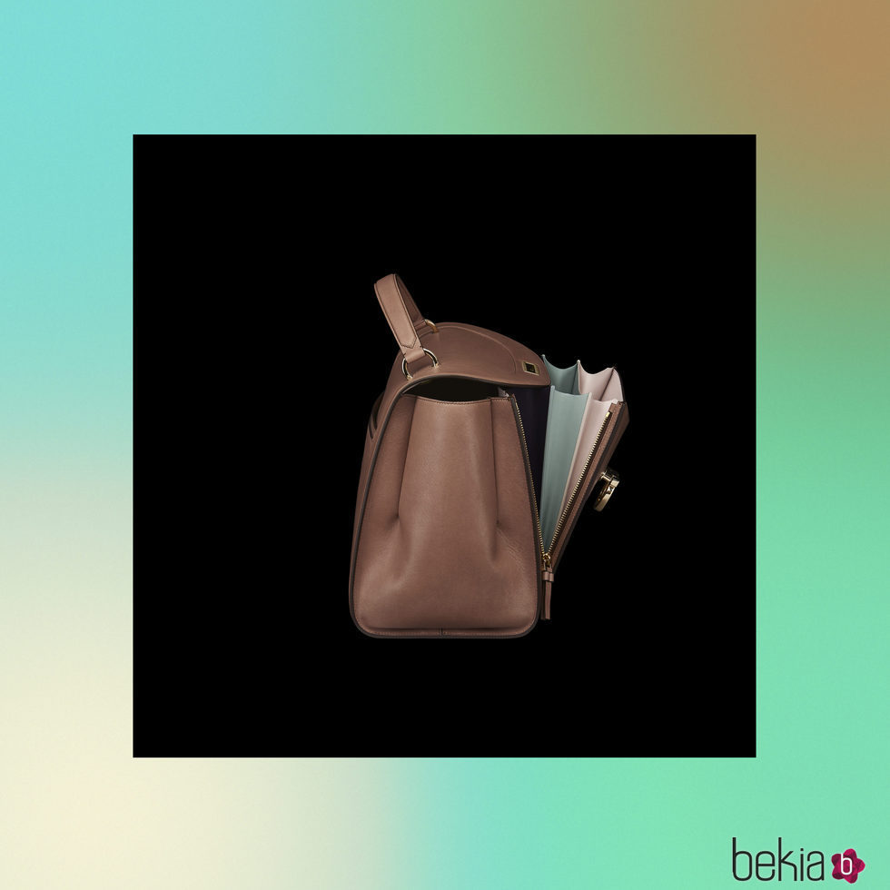 Bolso marrón con lateral abierto de la colección Pre-Spring 2018 de Salvatore Ferragamo