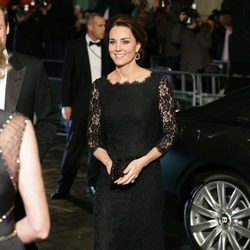 Kate Middleton con un total black en la Royal Variety Performance de Londres en 2014