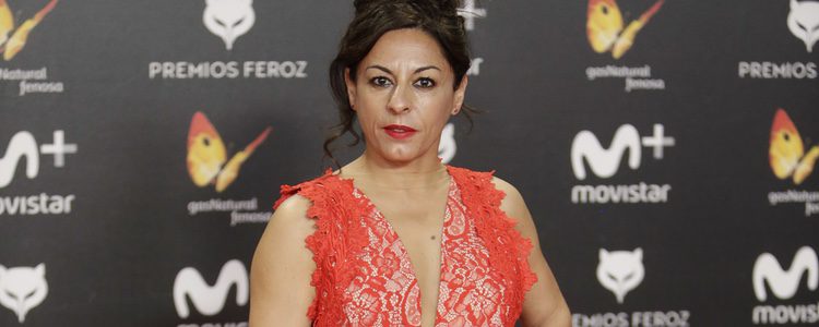 Cristina Medina con un traje de encajes rojo en los premios Feroz 2018