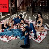 Selección de vaqueros y ropa interior negra de la colección Calvin Klein primavera/verano protagonizada por las hermanas Kardashian