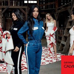 Monos vaqueros y negros de la colección Calvin Klein primavera/verano  protagonizada por las hermanas Kardashian