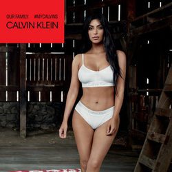 Sostén blanco de la colección Calvin Klein primavera/verano protagonizada por las hermanas Kardashian