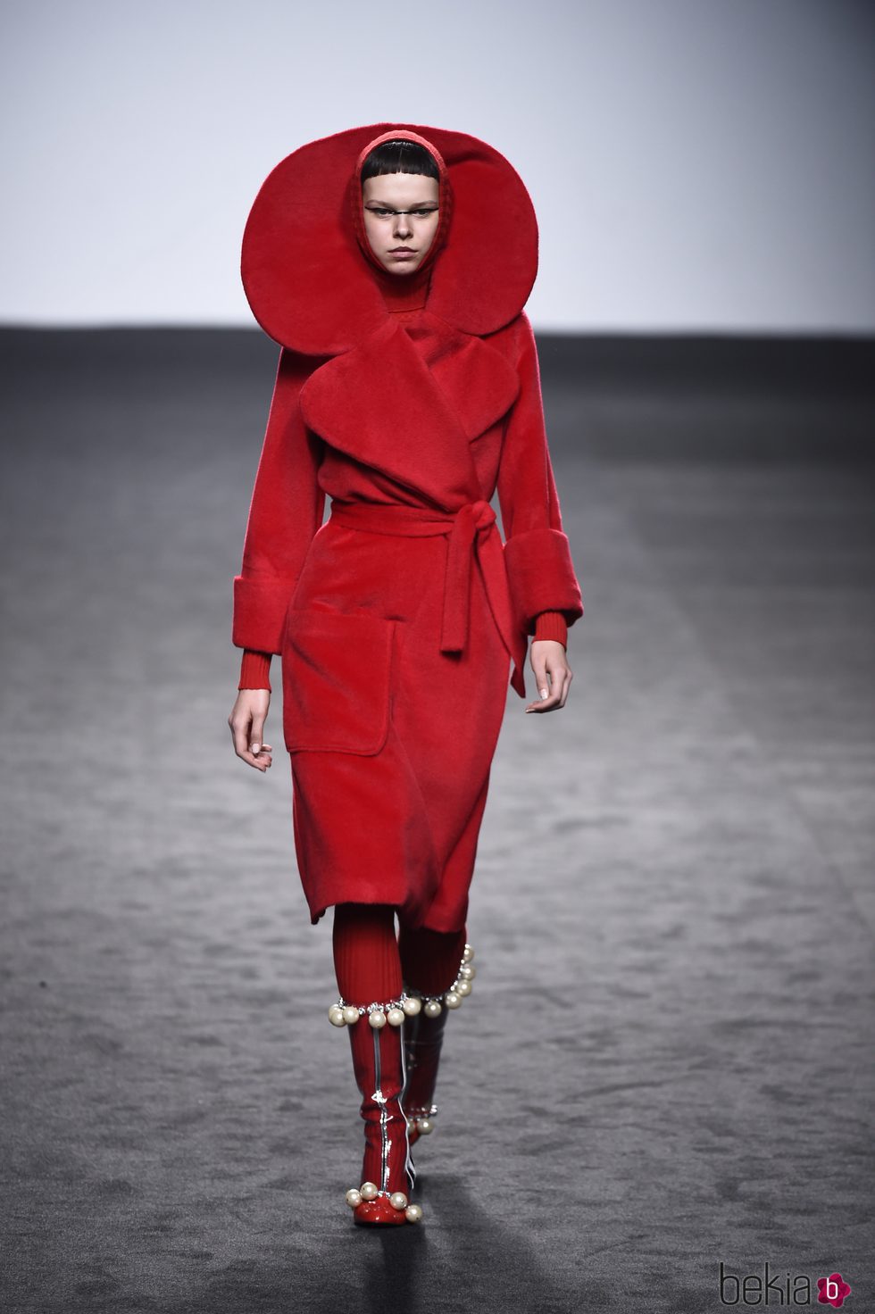 Traje rojo de María Escote de la campaña otoño/invierno 2018/2019 en el desfile de la Madrid Fashion Week