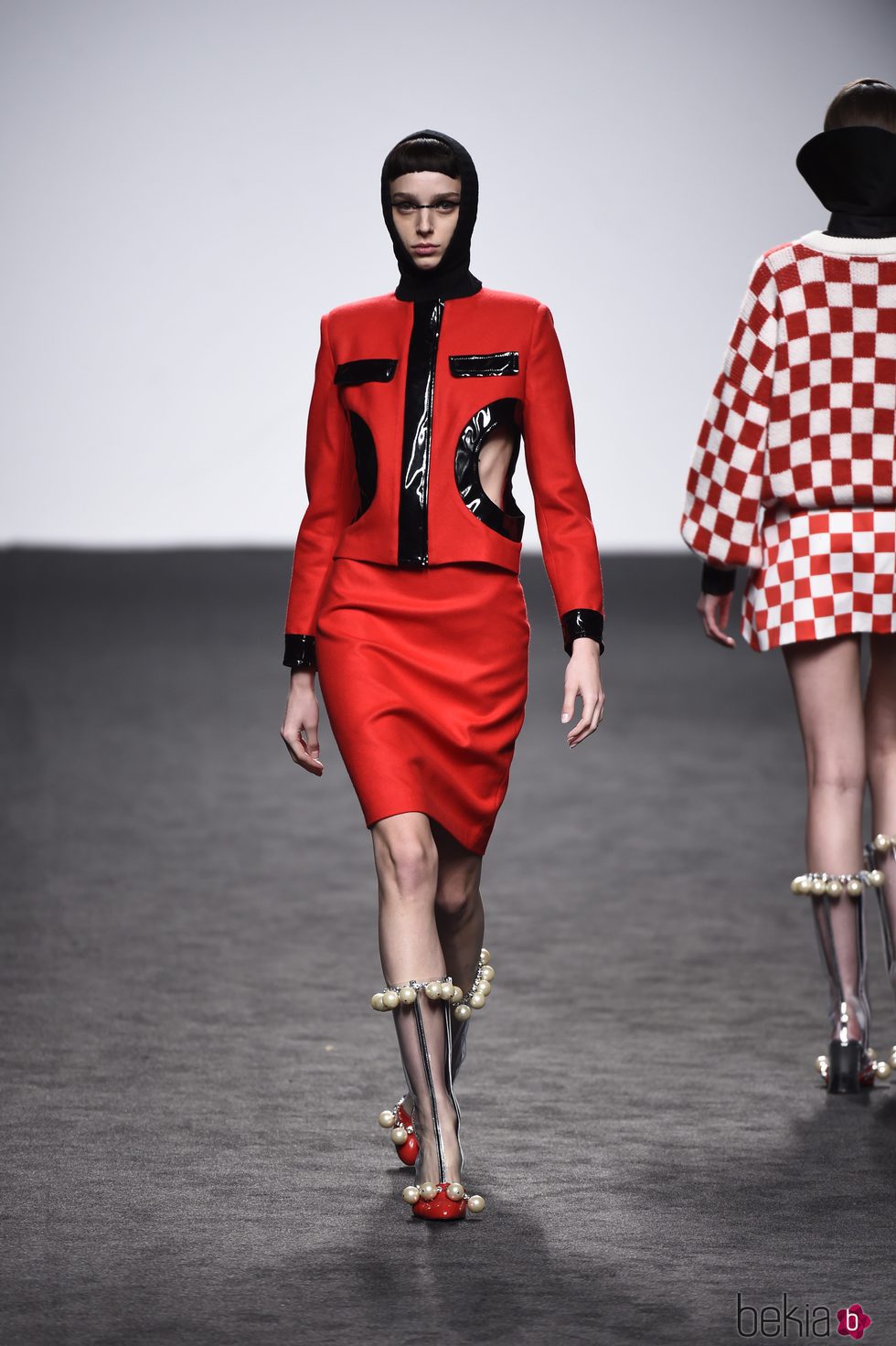 Chaqueta y falda roja de María Escote de la campaña otoño/invierno 2018/2019 en la Madrid Fashion Week