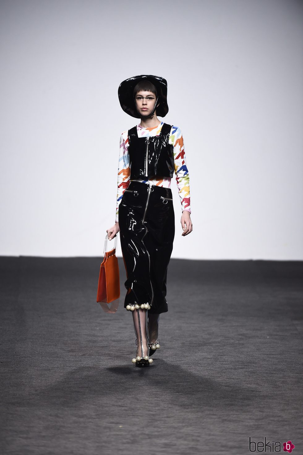 Top y falda negros de María Escote de la campaña otoño/invierno 2018/2019 en la Madrid Fashion Week