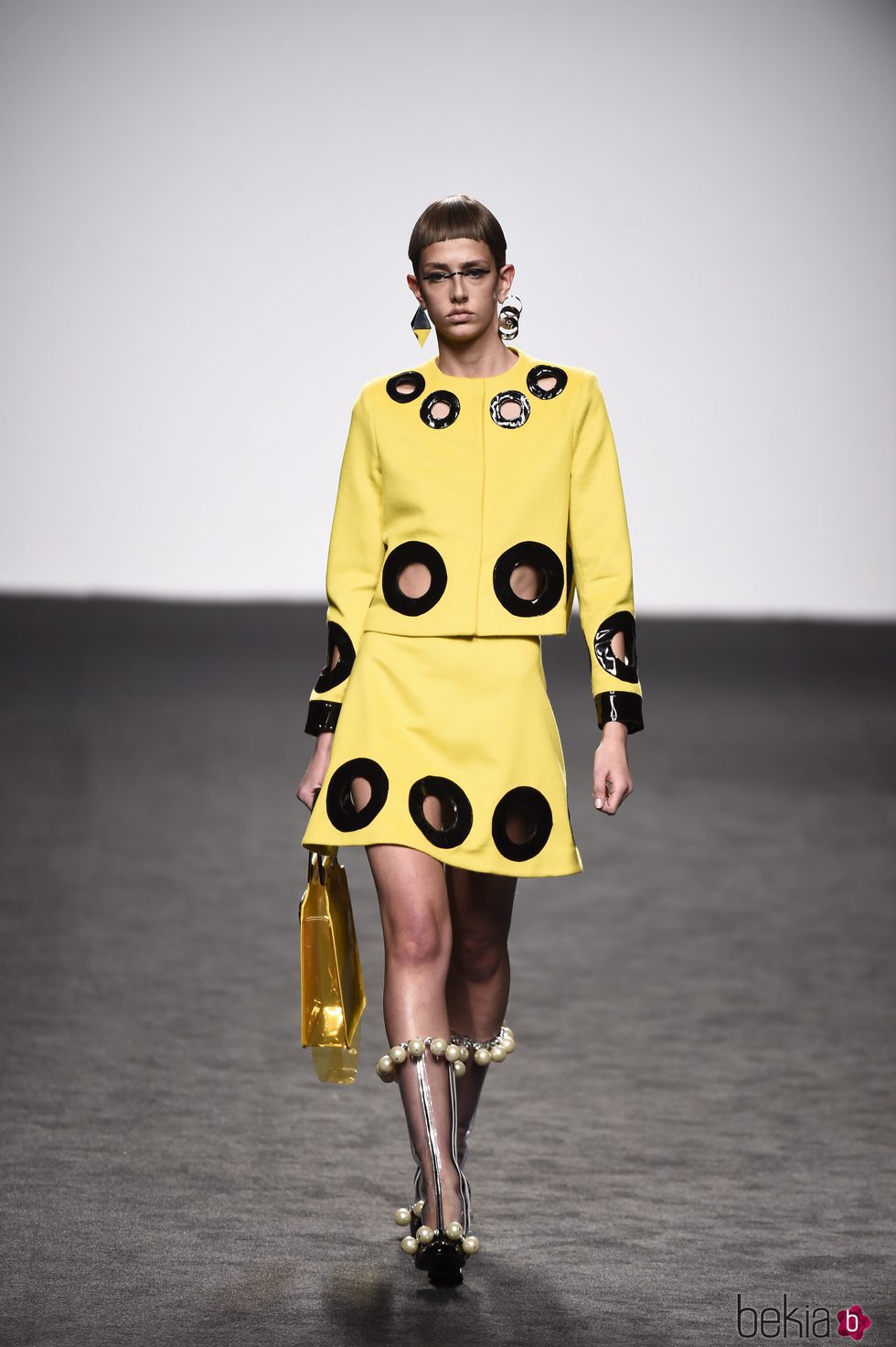Top y falda amarillos de María Escote de la campaña otoño/invierno 2018/2019 en la Madrid Fashion Week