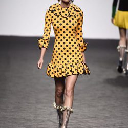 Vestido de lunares amarillo de María Escote de la campaña otoño/invierno 2018/2019 en la Madrid Fashion Week