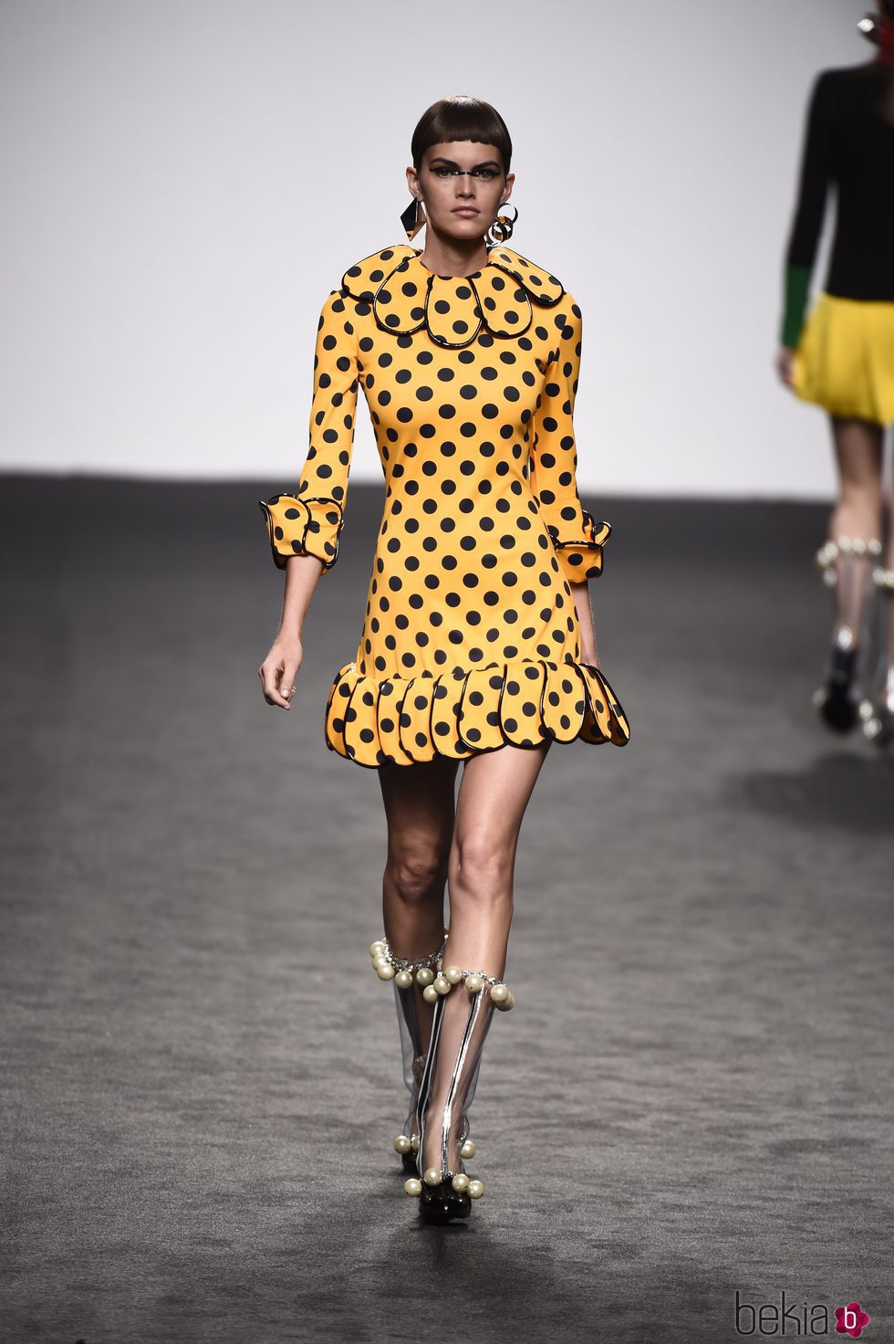 Vestido de lunares amarillo de María Escote de la campaña otoño/invierno 2018/2019 en la Madrid Fashion Week