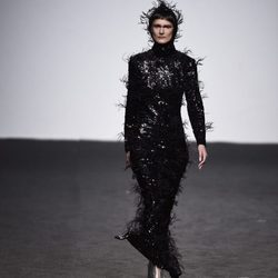Vestido negro de plumas de María Escote de la campaña otoño/invierno 2018/2019 en la Madrid Fashion Week