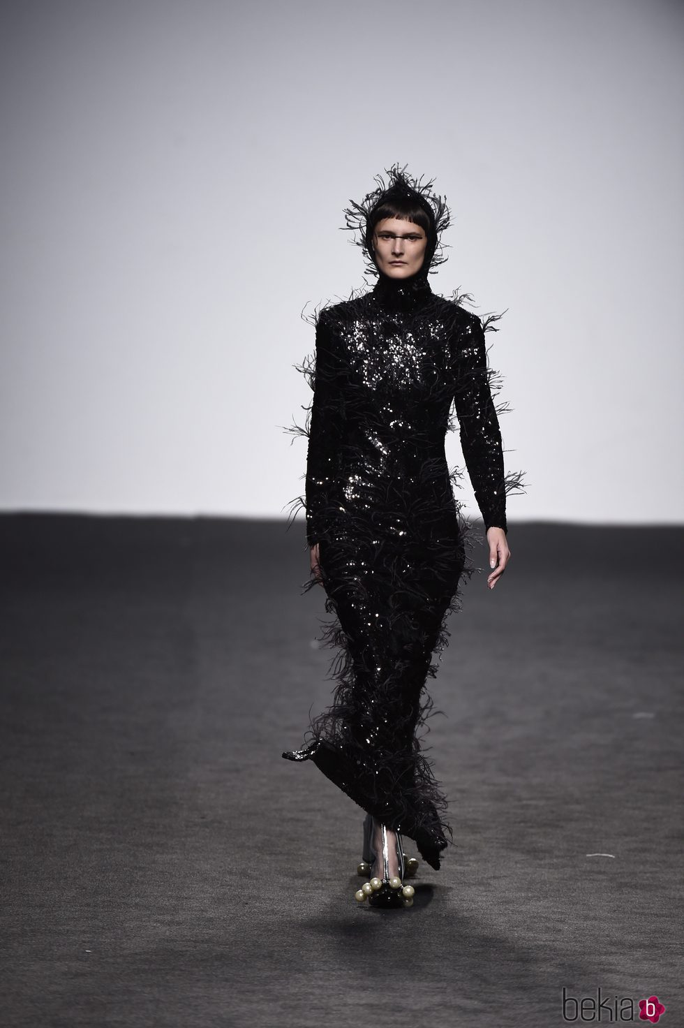 Vestido negro de plumas de María Escote de la campaña otoño/invierno 2018/2019 en la Madrid Fashion Week