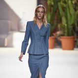 Traje falda azul marino de Roberto Verino de la campaña otoño/invierno 2018/2019 en la Madrid Fashion Week