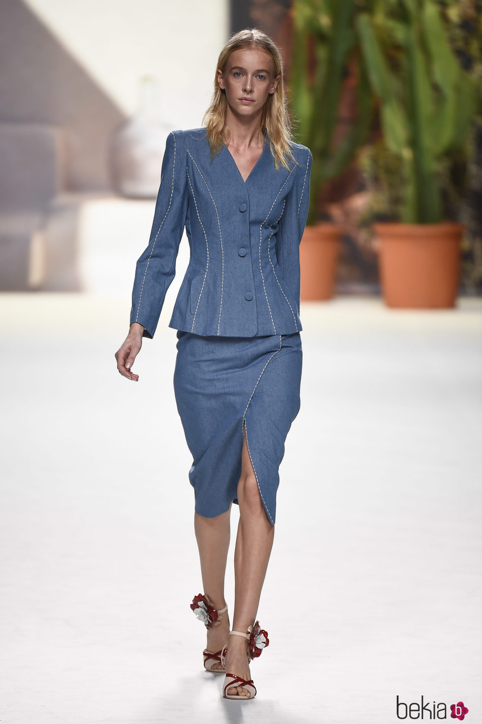 Traje falda azul marino de Roberto Verino de la campaña otoño/invierno 2018/2019 en la Madrid Fashion Week