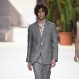 Traje gris de hombre  de Roberto Verino de la campaña otoño/invierno 2018/2019 en la Madrid Fashion Week