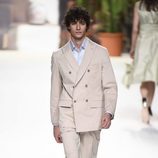 Traje corto beige de hombre  de Roberto Verino de la campaña otoño/invierno 2018/2019 en la Madrid Fashion Week