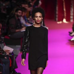 Vestido negro de Jorge Vázquez de la colección otoño/invierno 2018/2019 en la Madrid Fashion Week