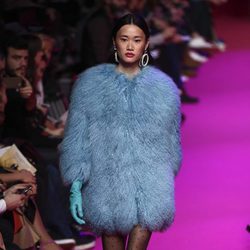 Abrigo de pelo azul Jorge Vázquez de la colección otoño/invierno 2018/2019 en la Madrid Fashion Week