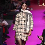 Traje de falda de cuadros de Jorge Vázquez de la colección otoño/invierno 2018/2019 en la Madrid Fashion Week