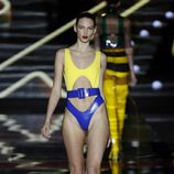 Traje de baño amarillo y azul marino de Andrés Sardá de la colección otoño/invierno 2018/2019 en la Madrid Fashion Week