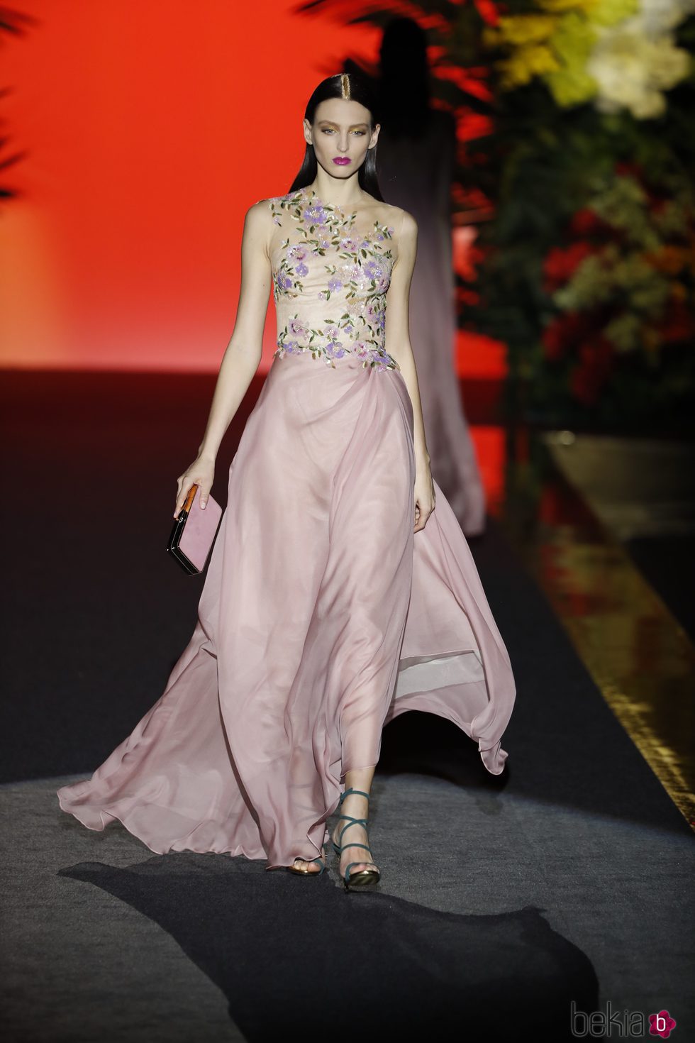 Vestido largo estampado de tonalidad rosa de Hannibal Laguna de la coleción Orient Bloom en la Madrid Fashion Week