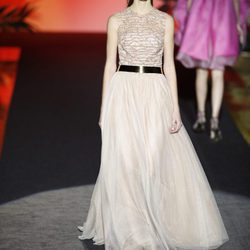 Vestido largo blanco estampado de Hannibal Laguna de la coleción Orient Bloom en la Madrid Fashion Week