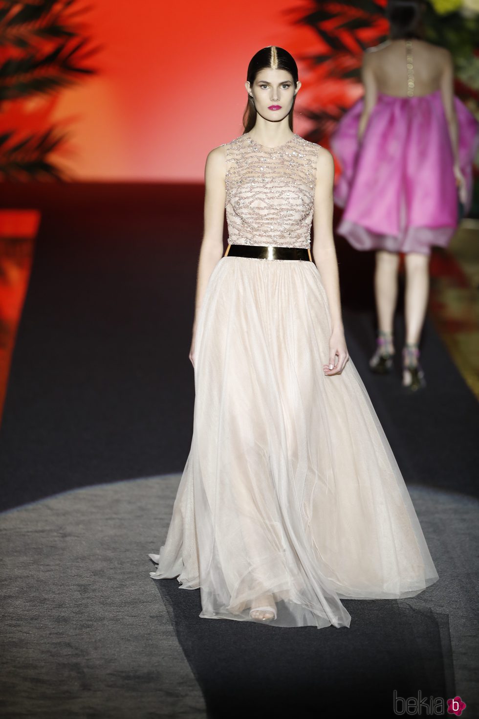 Vestido largo blanco estampado de Hannibal Laguna de la coleción Orient Bloom en la Madrid Fashion Week