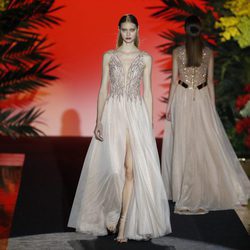 Vestido con escote en V blanco  de Hannibal Laguna de la coleción Orient Bloom en la Madrid Fashion Week