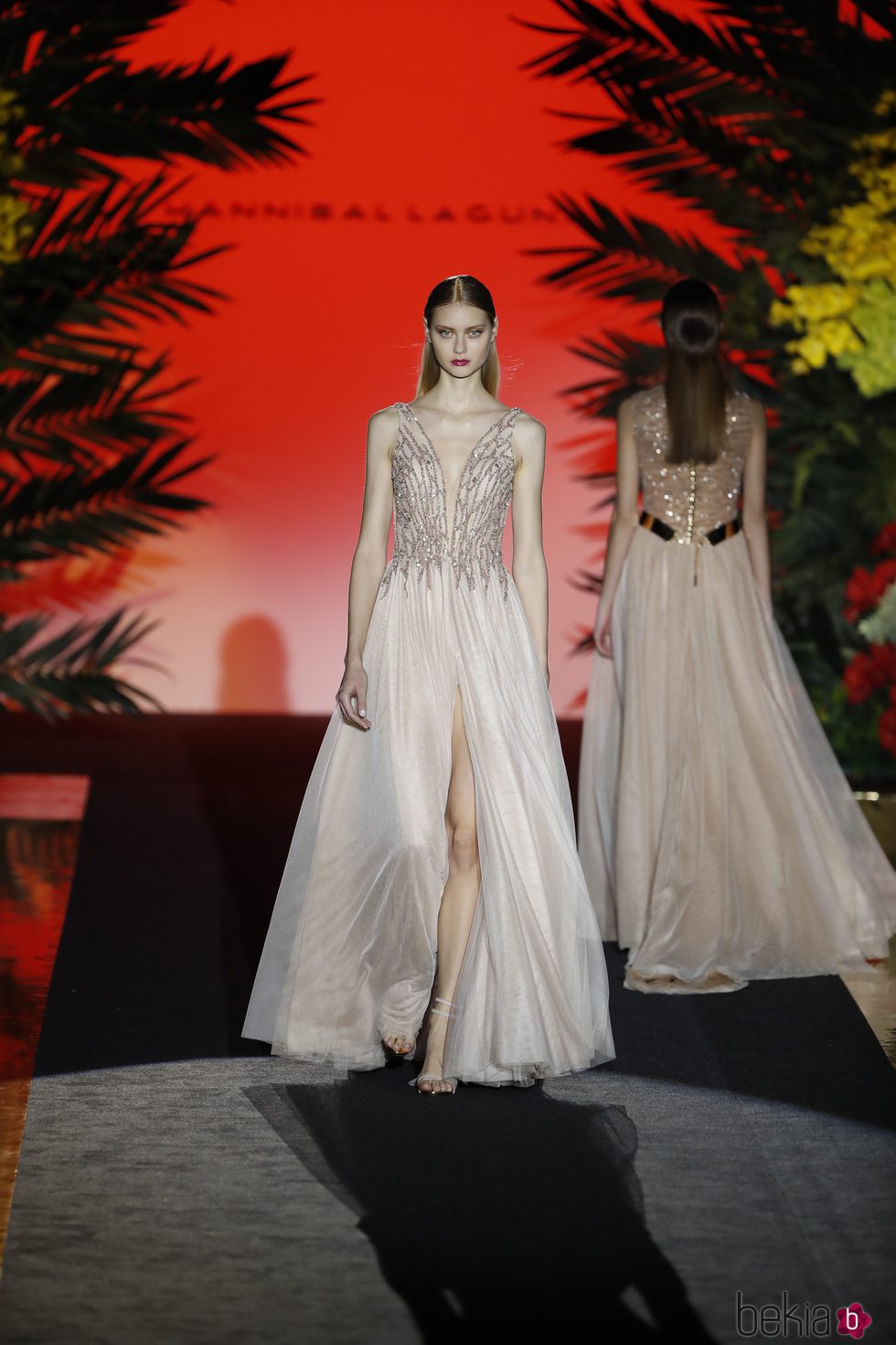 Vestido con escote en V blanco  de Hannibal Laguna de la coleción Orient Bloom en la Madrid Fashion Week
